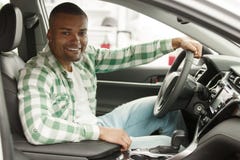 Knappe Afrikaanse mens die nieuwe auto kiezen bij het handel drijven stock fotografie Knappe Afrikaanse mens die nieuwe auto kiezen bij het handel drijven stock fotografie