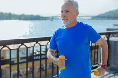 Knappe hogere mens die in het gebied van de waterkant lopen royalty-vrije stock fotografie Knappe hogere mens die in het gebied van de waterkant lopen royalty-vrije stock fotografie