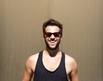 Knappe jonge mens die met zonnebril glimlachen stock fotografie Knappe jonge mens die met zonnebril glimlachen stock fotografie