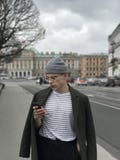 Knappe jonge mens met telefoon in St. Petersburg bij de St Isaac Kathedraal stock afbeelding Knappe jonge mens met telefoon in St. Petersburg bij de St Isaac Kathedraal stock afbeelding