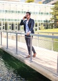 Knappe jonge zakenman die op de telefoon op het werk spreken stock foto Knappe jonge zakenman die op de telefoon op het werk spreken stock foto