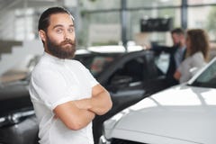 Knappe klant van het autohandel drijven het stellen royalty-vrije stock foto Knappe klant van het autohandel drijven het stellen royalty-vrije stock foto