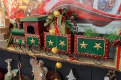 Knappe locomotief op de teller onder het Kerstmisspeelgoed stock afbeeldingen Knappe locomotief op de teller onder het Kerstmisspeelgoed stock afbeeldingen
