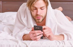 Knappe mens die en zijn wapens uitrekken omhoog geeuwen Rek na kielzog omhoog in de ochtend De mens ontwaakt royalty-vrije stock fotografie Knappe mens die en zijn wapens uitrekken omhoog geeuwen Rek na kielzog omhoog in de ochtend De mens ontwaakt royalty-vrije stock fotografie
