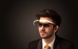 Knappe mens die met futuristische high-tech glazen kijken royalty-vrije stock foto's Knappe mens die met futuristische high-tech glazen kijken royalty-vrije stock foto's
