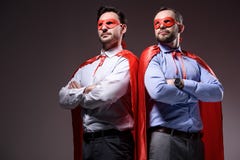 knappe super zakenlieden in maskers en kaap die zich met gekruiste wapens bevinden stock fotografie knappe super zakenlieden in maskers en kaap die zich met gekruiste wapens bevinden stock fotografie