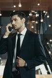 knappe veiligheidsagent die door draagbare radio spreken royalty-vrije stock foto knappe veiligheidsagent die door draagbare radio spreken royalty-vrije stock foto