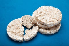 Knapperige dieetsnack op een blauwe achtergrond royalty-vrije stock foto's Knapperige dieetsnack op een blauwe achtergrond royalty-vrije stock foto's