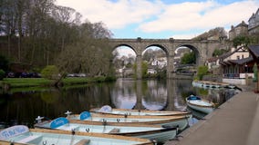 Knaresborough mit Fluss Nidd und Bahnviadukt, Yorkshire stock video footage Knaresborough mit Fluss Nidd und Bahnviadukt, Yorkshire stock video footage