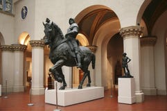 Knight a cavallo nel corridoio della scultura europea medievale Immagini Stock Libere da Diritti Knight a cavallo nel corridoio della scultura europea medievale Immagini Stock Libere da Diritti