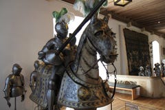 Knight la armadura una armadura jousting de la lanza y del caballo fotografía de archivo Knight la armadura una armadura jousting de la lanza y del caballo fotografía de archivo