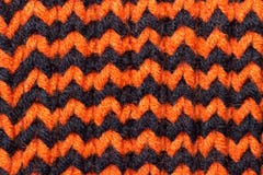 knitting Achtergrond gebreide textuur Heldere breinaalden Oranje en zwart wolgaren voor het breien stock afbeeldingen knitting Achtergrond gebreide textuur Heldere breinaalden Oranje en zwart wolgaren voor het breien stock afbeeldingen