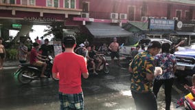 KNOCK-OUT CHANG, THAILAND - APRIL 13, 2018: Songkranfestival - Mensen die water bespuiten bij elkaar die, ook emmers met behulp v stock videobeelden KNOCK-OUT CHANG, THAILAND - APRIL 13, 2018: Songkranfestival - Mensen die water bespuiten bij elkaar die, ook emmers met behulp v stock videobeelden