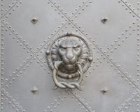 Knocker двери льва головной стоковые фото Knocker двери льва головной стоковые фото
