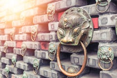 Knocker двери старых львов утюга главный расположенный на кирпичную стену r стоковое фото Knocker двери старых львов утюга главный расположенный на кирпичную стену r стоковое фото