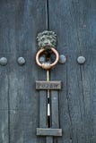 Knocker со стороной грустного льва стоковые фото Knocker со стороной грустного льва стоковые фото