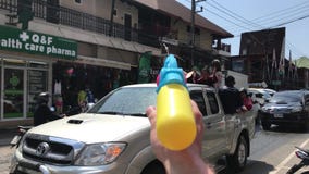 KO CHANG, ΤΑΪΛΆΝΔΗ - 13 ΑΠΡΙΛΊΟΥ 2018: Φεστιβάλ Songkran - άνθρωποι που ψεκάζουν το νερό ο ένας στον άλλο, επίσης που χρησιμοποιε απόθεμα βίντεο KO CHANG, ΤΑΪΛΆΝΔΗ - 13 ΑΠΡΙΛΊΟΥ 2018: Φεστιβάλ Songkran - άνθρωποι που ψεκάζουν το νερό ο ένας στον άλλο, επίσης που χρησιμοποιε απόθεμα βίντεο