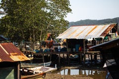 KO CHANG, ΤΑΪΛΆΝΔΗ - 10 ΑΠΡΙΛΊΟΥ 2018: Χωριό των αυθεντικών παραδοσιακών ψαράδων στο νησί - άνθρωποι και παιδιά μέσα στοκ εικόνες KO CHANG, ΤΑΪΛΆΝΔΗ - 10 ΑΠΡΙΛΊΟΥ 2018: Χωριό των αυθεντικών παραδοσιακών ψαράδων στο νησί - άνθρωποι και παιδιά μέσα στοκ εικόνες