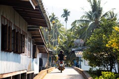 KO CHANG, ΤΑΪΛΆΝΔΗ - 10 ΑΠΡΙΛΊΟΥ 2018: Χωριό των αυθεντικών παραδοσιακών ψαράδων στο νησί - άνθρωποι και παιδιά μέσα στοκ εικόνες KO CHANG, ΤΑΪΛΆΝΔΗ - 10 ΑΠΡΙΛΊΟΥ 2018: Χωριό των αυθεντικών παραδοσιακών ψαράδων στο νησί - άνθρωποι και παιδιά μέσα στοκ εικόνες