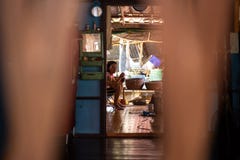 KO CHANG, ТАИЛАНД - 10-ОЕ АПРЕЛЯ 2018: Деревня подлинных традиционных рыболовов на острове - люди и дети внутри стоковые фотографии rf KO CHANG, ТАИЛАНД - 10-ОЕ АПРЕЛЯ 2018: Деревня подлинных традиционных рыболовов на острове - люди и дети внутри стоковые фотографии rf