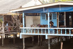 KO CHANG, ТАИЛАНД - 10-ОЕ АПРЕЛЯ 2018: Деревня подлинных традиционных рыболовов на острове - люди и дети внутри стоковое изображение rf KO CHANG, ТАИЛАНД - 10-ОЕ АПРЕЛЯ 2018: Деревня подлинных традиционных рыболовов на острове - люди и дети внутри стоковое изображение rf