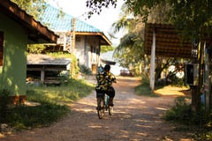 KO CHANG, ТАИЛАНД - 10-ОЕ АПРЕЛЯ 2018: Деревня подлинных традиционных рыболовов на острове - люди и дети внутри стоковое изображение KO CHANG, ТАИЛАНД - 10-ОЕ АПРЕЛЯ 2018: Деревня подлинных традиционных рыболовов на острове - люди и дети внутри стоковое изображение