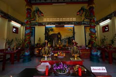 KO CHANG, ТАИЛАНД - 10-ОЕ АПРЕЛЯ 2018: Китайский висок buddist в северной области острова - иероглифы и картины стоковое фото KO CHANG, ТАИЛАНД - 10-ОЕ АПРЕЛЯ 2018: Китайский висок buddist в северной области острова - иероглифы и картины стоковое фото