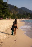 KO CHANG, ТАИЛАНД - 9-ОЕ АПРЕЛЯ 2018: Неподдельный азиат они девушка идя вдоль моря на пляже с изумляя взглядом - стоковые фотографии rf KO CHANG, ТАИЛАНД - 9-ОЕ АПРЕЛЯ 2018: Неподдельный азиат они девушка идя вдоль моря на пляже с изумляя взглядом - стоковые фотографии rf