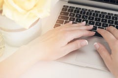 Kobiecy miejsca pracy pojęcie Freelance workspace z laptopem, kwiaty, kobiet ręki z gwoździami Blogger działanie Jaskrawy, kolorz zdjęcia stock Kobiecy miejsca pracy pojęcie Freelance workspace z laptopem, kwiaty, kobiet ręki z gwoździami Blogger działanie Jaskrawy, kolorz zdjęcia stock