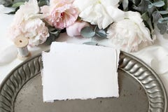 Kobiecy ślub lub urodzinowy stołowy skład z kwiecistym bukietem Białe i różowe peonie kwitną, eukaliptus, stary zdjęcia royalty free Kobiecy ślub lub urodzinowy stołowy skład z kwiecistym bukietem Białe i różowe peonie kwitną, eukaliptus, stary zdjęcia royalty free