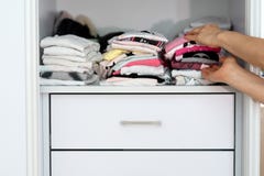 Kobiet ręki trzyma stert tkanin kolorowy bieliźniany odziewać zdjęcie stock Kobiet ręki trzyma stert tkanin kolorowy bieliźniany odziewać zdjęcie stock