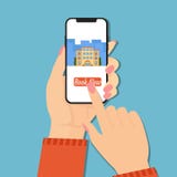 Kobiet ręki trzymają nowego telefonu online rezerwację royalty ilustracja Kobiet ręki trzymają nowego telefonu online rezerwację royalty ilustracja