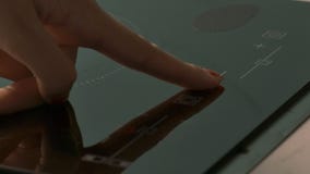 Kobiet zmiany na Nowożytnym Elektrycznym Kuchennym pasmie zbiory wideo Kobiet zmiany na Nowożytnym Elektrycznym Kuchennym pasmie zbiory wideo