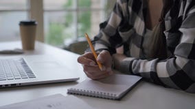 Kobieta autora writing wewnątrz inwestuje notatnika, pracuje przy biurkiem z laptopem w ministerstwie spraw wewnętrznych zdjęcie wideo Kobieta autora writing wewnątrz inwestuje notatnika, pracuje przy biurkiem z laptopem w ministerstwie spraw wewnętrznych zdjęcie wideo