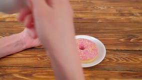 Kobieta bierze obrazka pączek na smartphone przed jeść zbiory wideo Kobieta bierze obrazka pączek na smartphone przed jeść zbiory wideo