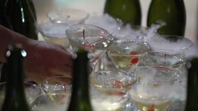 Kobieta bierze szkła szampan przy przyjęciem zdjęcie wideo Kobieta bierze szkła szampan przy przyjęciem zdjęcie wideo