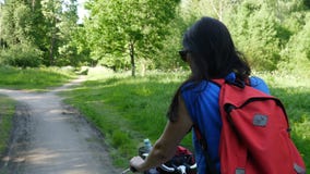 Kobieta jedzie na lato parka bicyklu zdjęcie wideo Kobieta jedzie na lato parka bicyklu zdjęcie wideo