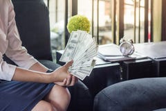 Kobieta jest odliczającym pieniądze, bizneswoman pracuje pieniężnego doradcy zdjęcie stock Kobieta jest odliczającym pieniądze, bizneswoman pracuje pieniężnego doradcy zdjęcie stock