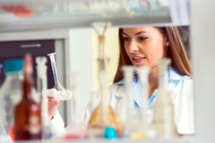 Kobieta naukowiec niesie out eksperyment w laboratorium badawczym obrazy stock Kobieta naukowiec niesie out eksperyment w laboratorium badawczym obrazy stock