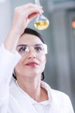 Kobieta naukowiec w laboratorium robi substancja chemiczna testowi fotografia stock Kobieta naukowiec w laboratorium robi substancja chemiczna testowi fotografia stock