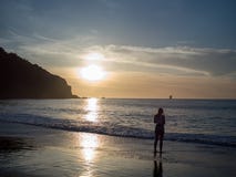 Kobieta obserwuje położenia słońce nad Pacyficznym oceanem fotografia stock Kobieta obserwuje położenia słońce nad Pacyficznym oceanem fotografia stock