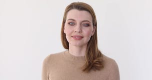 Kobieta ono uśmiecha się patrzejący kamera bielu tło zdjęcie wideo Kobieta ono uśmiecha się patrzejący kamera bielu tło zdjęcie wideo