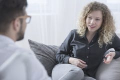 Kobieta opowiada z psychiatra Zdjęcie Stock Kobieta opowiada z psychiatra Zdjęcie Stock