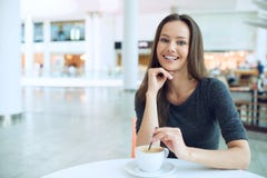 Kobieta pije kawę w ranku przy restauracyjną miękką ostrością obrazy stock Kobieta pije kawę w ranku przy restauracyjną miękką ostrością obrazy stock