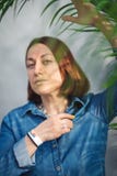 Kobieta portret z zielonymi liśćmi zdjęcie stock Kobieta portret z zielonymi liśćmi zdjęcie stock