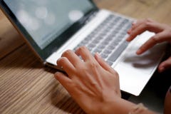 Kobieta pracująca używa komputer drukować jej pracę zdjęcia stock Kobieta pracująca używa komputer drukować jej pracę zdjęcia stock