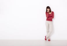 Kobieta przeciw biały ścianie obraz stock Kobieta przeciw biały ścianie obraz stock
