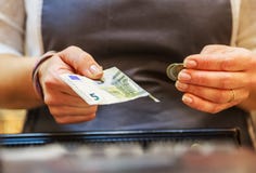 Kobieta płaci W gotówce z euro banknotami obraz stock Kobieta płaci W gotówce z euro banknotami obraz stock