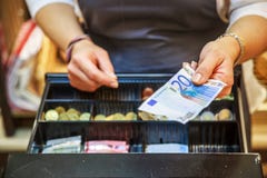 Kobieta płaci W gotówce z euro banknotami zdjęcie stock Kobieta płaci W gotówce z euro banknotami zdjęcie stock