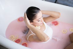 Kobieta relaksuje w milky skąpaniu w zdroju kurorcie Wellness i wellbeing pojęcie obrazy stock Kobieta relaksuje w milky skąpaniu w zdroju kurorcie Wellness i wellbeing pojęcie obrazy stock